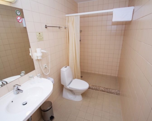 Viešbučio vonios kambariuose - įrengti dušai